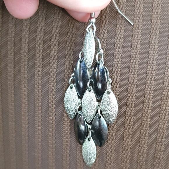 Vintage Silver-Tone Leaf Dangle Earrings - Elegant Retro Charm - Picture 4 of 12